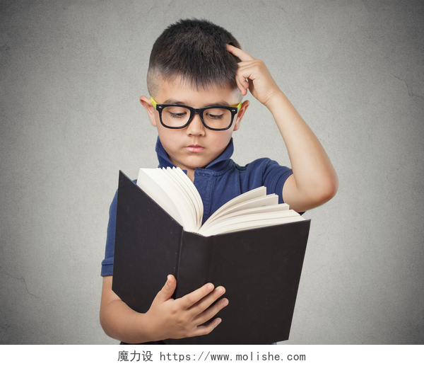 特写戴着眼镜看书的孩子戴着眼镜看书的孩子